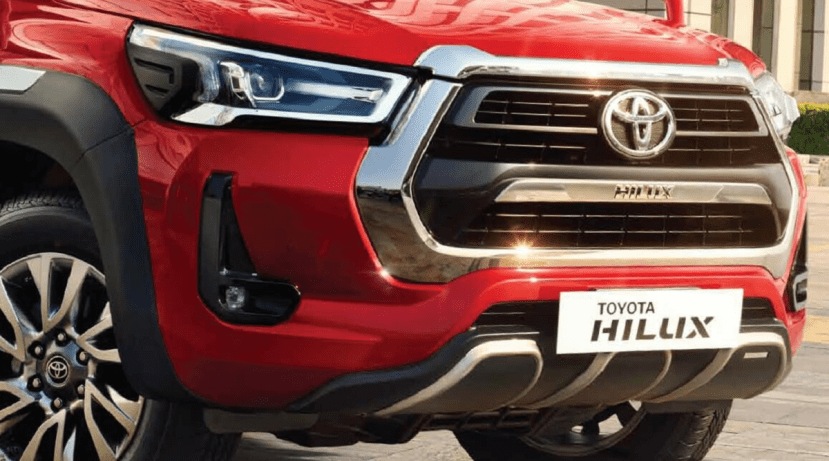 टोयोटा मोटर्सने Hilux पिकअप ट्रकची एक्स-शोरूम किंमत ३३.९९ लाख रुपये ठेवली आहे. हा पिकअप ट्रक ५० हजार रुपयांना ऑनलाइन बुक केला जाऊ शकतो आणि डीलरशिपवर भेट देऊन १ लाख रुपयांमध्ये बुक करता येईल. (Photo-Toyota)