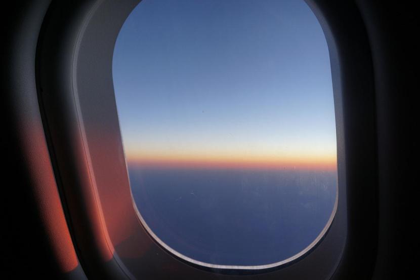 विमानाच्या गोल खिडक्या चौकोनी खिडक्यांपेक्षा अधिक मजबूत असतात आणि पुढील वाऱ्याच्या दाबाला तोंड देऊ शकतात. (सर्व फोटो: Pixabay)