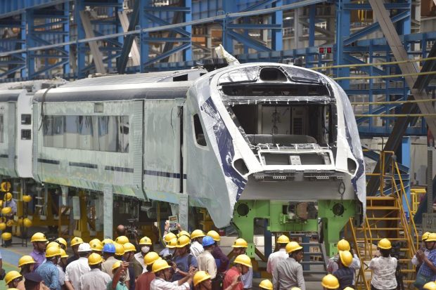 चेन्नईमधील इंटिग्रेटेड कोच फॅक्टरी (ICF) च्या LHB शेडमध्ये काही कामगार वंदे भारत एक्स्प्रेसचे डबे तयार करण्यात व्यस्त आहेत.