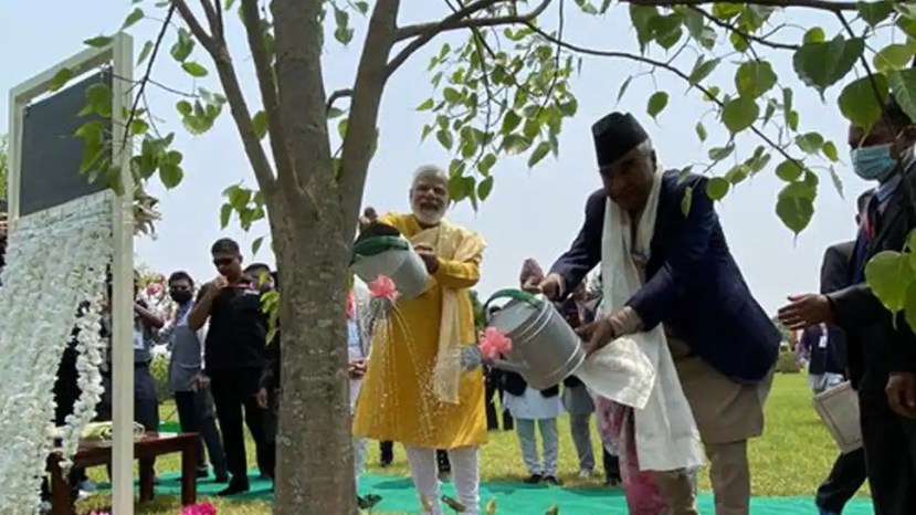 २०१४ मध्ये हिमालयीन राज्याच्या भेटीदरम्यान पंतप्रधान मोदींनी नेपाळला भेट दिलेल्या पवित्र बोधी वृक्षाला पाणी घातले.