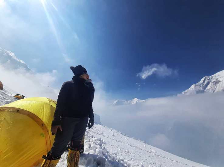 पश्चिम महाराष्ट्रातील सातारा येथील प्रियंका, गुरुवारी कांचनजंगा पर्वतावर चढाई केल्यानंतर ८,००० मीटरपेक्षा जास्त उंची असलेली पाच शिखरे सर करणारी पहिली भारतीय महिला ठरली.