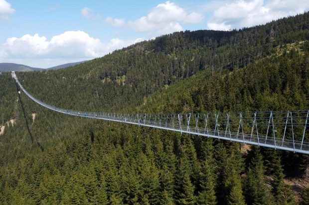 हा पूल पर्वतांच्या दोन कड्यांना जोडण्यात आलेला आहे. आणि खाली असलेल्या दरीच्या 95 मीटरवर (312 फूट) लटकवण्यात आलेला आहे.