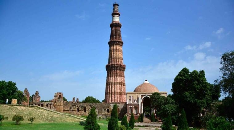 कुतुबमिनार: ताजमहालाप्रमाणेच कुतुबमिनारबाबतही काही मतमतांतरे आहेत. १२व्या शतकात इल्तुत्मिशने बांधलेला बुरुज म्हणून ओळखला जात असला तरी, काही हिंदू मानतात की ते एकेकाळी हिंदू धर्माचे प्रसिद्ध विष्णू मंदिर होते. या मिनारावर हिंदू खगोलशास्त्रज्ञ वापरत असलेली प्रयोगशाळा असल्याचा दावाही करण्यात आला होता. (फोटो इंडियन एक्सप्रेस)