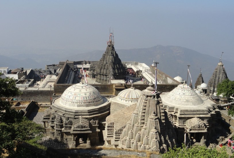 गिरनार मंदिर हे गुजरातमधील जुनागढ येथील जैन धर्माचे अतिशय लोकप्रिय मंदिर आहे. डोंगरावर वसलेले हे जैन मंदिर जैन धर्माचे प्रतीक आहे. तिर्थंकर नेमिनाथांना तेथे मोक्ष प्राप्त झाला असे त्या धर्माचे लोक मानतात. परंतु हिंदू धर्मातील काही लोकांचा असा विश्वास आहे की हे ठिकाण प्राचीन हिंदू श्रद्धेचे प्रतीक असून हे भगवान दत्तात्रेयांचं मंदिर असल्याचं म्हणतात. तसेच जैनांनी धर्माचा प्रसार करण्यासाठी तेथे बेकायदेशीरपणे मंदिर बांधले असल्याचे त्यांचे म्हणणे आहे. (फोटो फेसबूकवरून साभार)