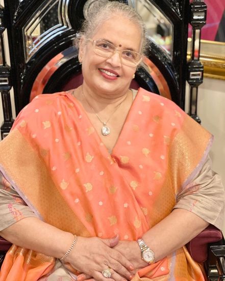 अभिनेत्री ऐश्वर्या राय बच्चनची आई वृंदा राय यांचा आज ७१ वा वाढदिवस आहे.