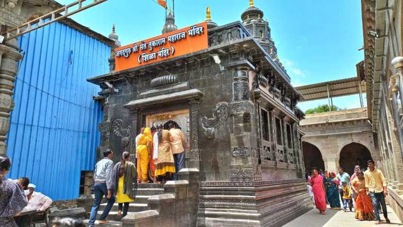 मूर्तीमध्ये विना, चिपळे, पगडी असं दाखवण्यात आलं आहे.  (फोटो सौजन्य : प्रतिनिधी, कृष्णा पांचाळ)