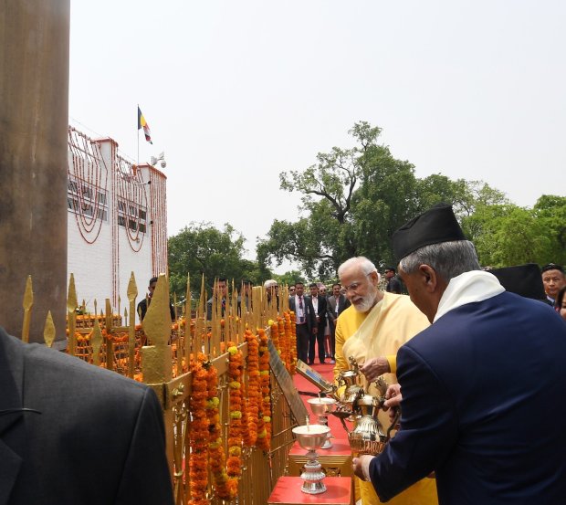 पंतप्रधान मोदी आणि त्यांचे नेपाळी समकक्ष शेर बी देउबा यांनी इंडिया इंटरनॅशनल सेंटर फॉर बुद्धिस्ट कल्चर अँड हेरिटेजचा शिलान्यास समारंभ केला.