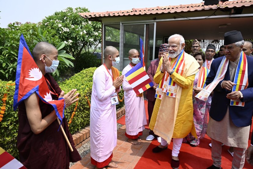 नेपाळी समकक्ष शेर बी देउबा आणि नेपाळ सरकारच्या अनेक मंत्र्यांनी स्वागत केले.