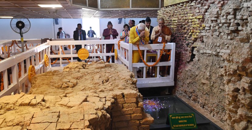 पंतप्रधान मोदींनी लुंबिनी येथील पवित्र माया देवी मंदिरात प्रार्थना करून नेपाळ दौऱ्याची सुरुवात केली.