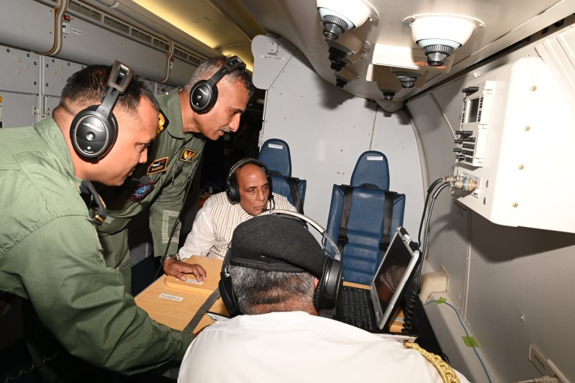 मुंबईत युद्धनौकांचा जलावतरण कार्यक्रम झाल्यावर संरक्षण मंत्री राजनाथ सिंह यांनी नौदलाच्या P-8I विमानाबरोबर प्रदीर्घ पहाणी दौरा केला (फोटो सौजन्य - Indian Navy)