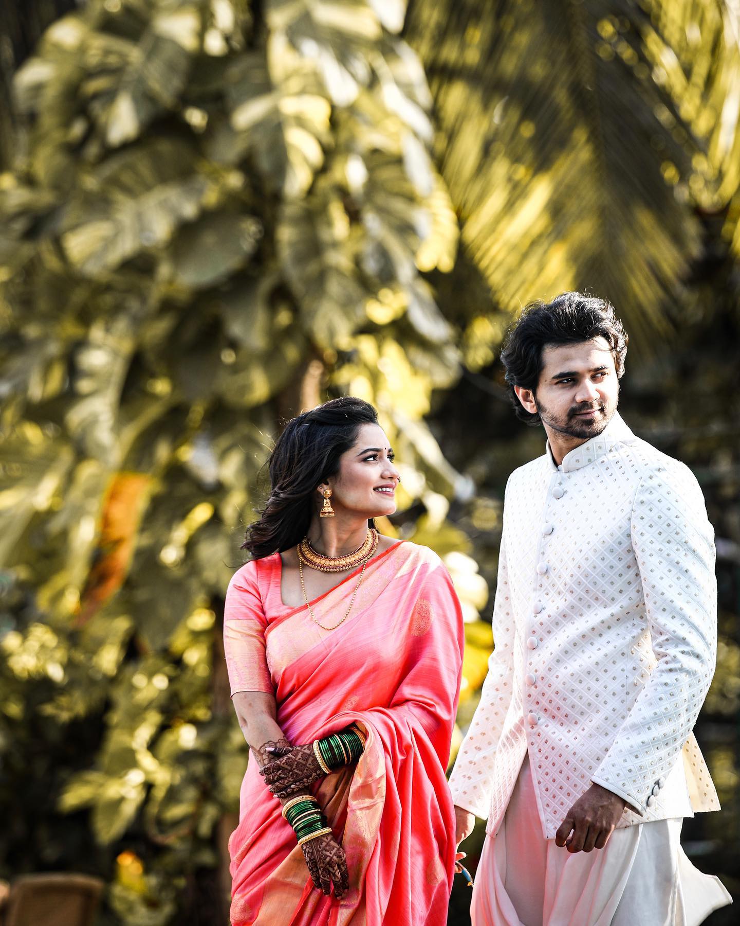 marathi actress Hruta Durgule director Prateek Shah wedding reception photos  | Photos : 'à¤®à¤¨ à¤‰à¤¡à¥‚ à¤‰à¤¡à¥‚ à¤à¤¾à¤²à¤‚...'; à¤ªà¤¾à¤¹à¤¾ à¤¹à¥ƒà¤¤à¤¾-à¤ªà¥à¤°à¤¤à¥€à¤•à¤šà¥à¤¯à¤¾ à¤°à¤¿à¤¸à¥‡à¤ªà¥à¤¶à¤¨ à¤¸à¥‹à¤¹à¤³à¥à¤¯à¤¾à¤šà¥‡  à¤–à¤¾à¤¸