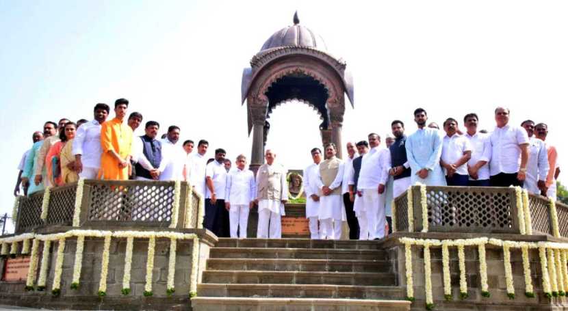 शाहू समाधी स्थळ येथे शाहू छत्रपती, संभाजी छत्रपती, विविध विभागांचे मंत्री, खासदार, लोकप्रतिनिधी विविध क्षेत्रातील मान्यवर, विद्यार्थी, नागरिकांनी स्तब्ध उभे राहून अभिवादन केले.