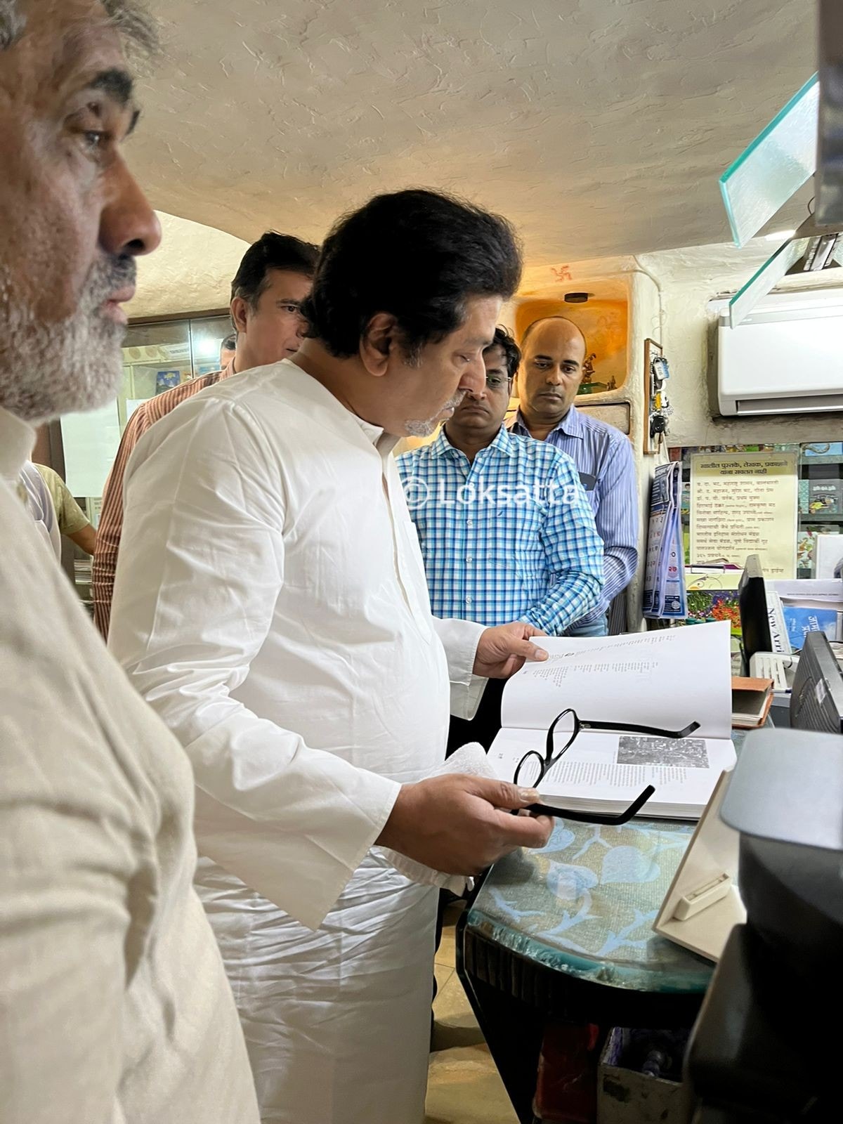 Raj Thackeray Visited A Book Shop in Pune Buy 200 books worth 50000 rs