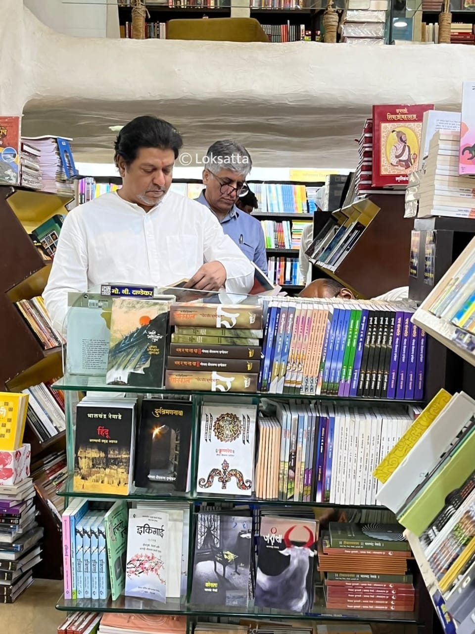 Raj Thackeray Visited A Book Shop in Pune Buy 200 books worth 50000 rs