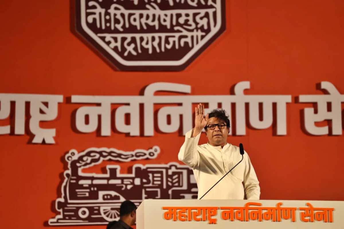 ७. शरद पवारांना हिंदू या शब्दाची मुळात अ‍ॅलर्जी आहे. महाराष्ट्र हा शाहू फुले आंबेडकरांचा आहेच पण त्याआधी महाराष्ट्र आमच्या शिवछत्रपतींचा आहे. त्यांचा विचार घेऊन ते पुढे गेले आहेत. पण शरद पवारांच्या तोंडी छत्रपती शिवाजी महाराजांचे नाव कधी ऐकले नाही - राज ठाकरे (छायाचित्र सौजन्य : अमित चक्रवर्ती)