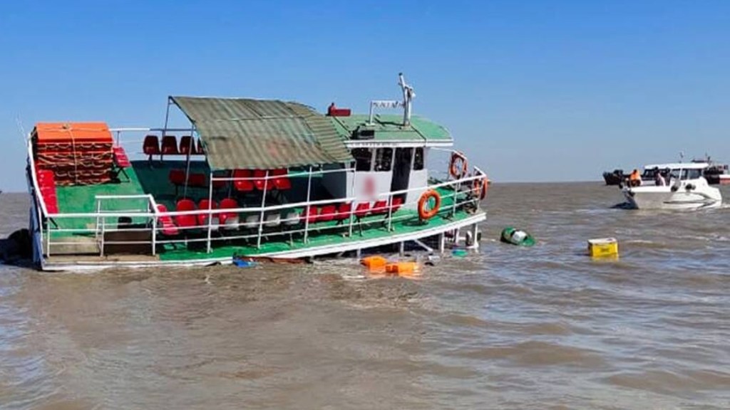 Sindhudurg Malvan coast Tourist boat sink