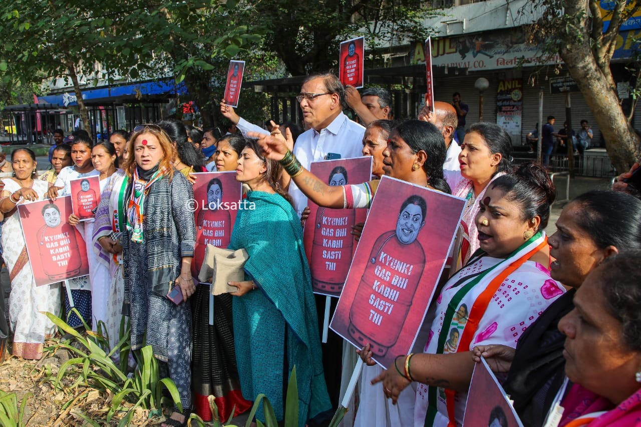 Smriti Irani faces protests by NCP Congress over price rise during Pune visit