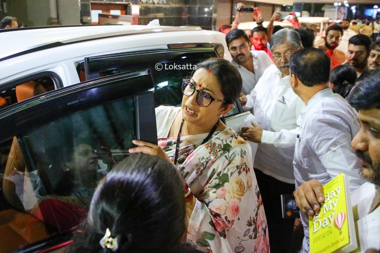 Smriti Irani faces protests by NCP Congress over price rise during Pune visit