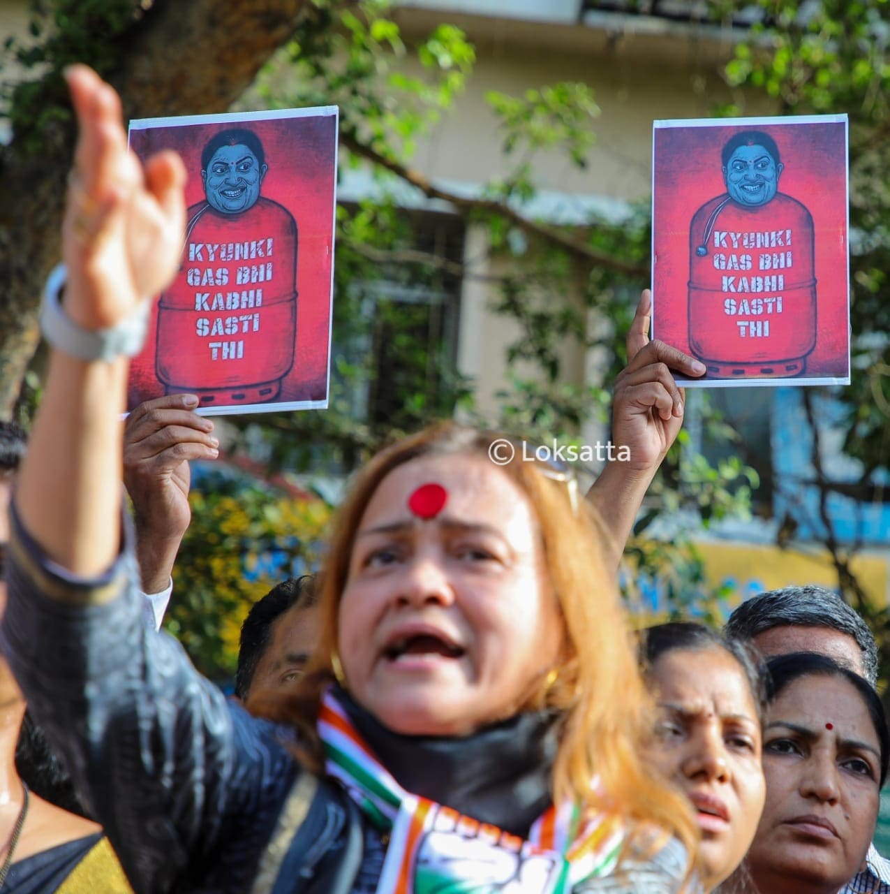 Smriti Irani faces protests by NCP Congress over price rise during Pune visit