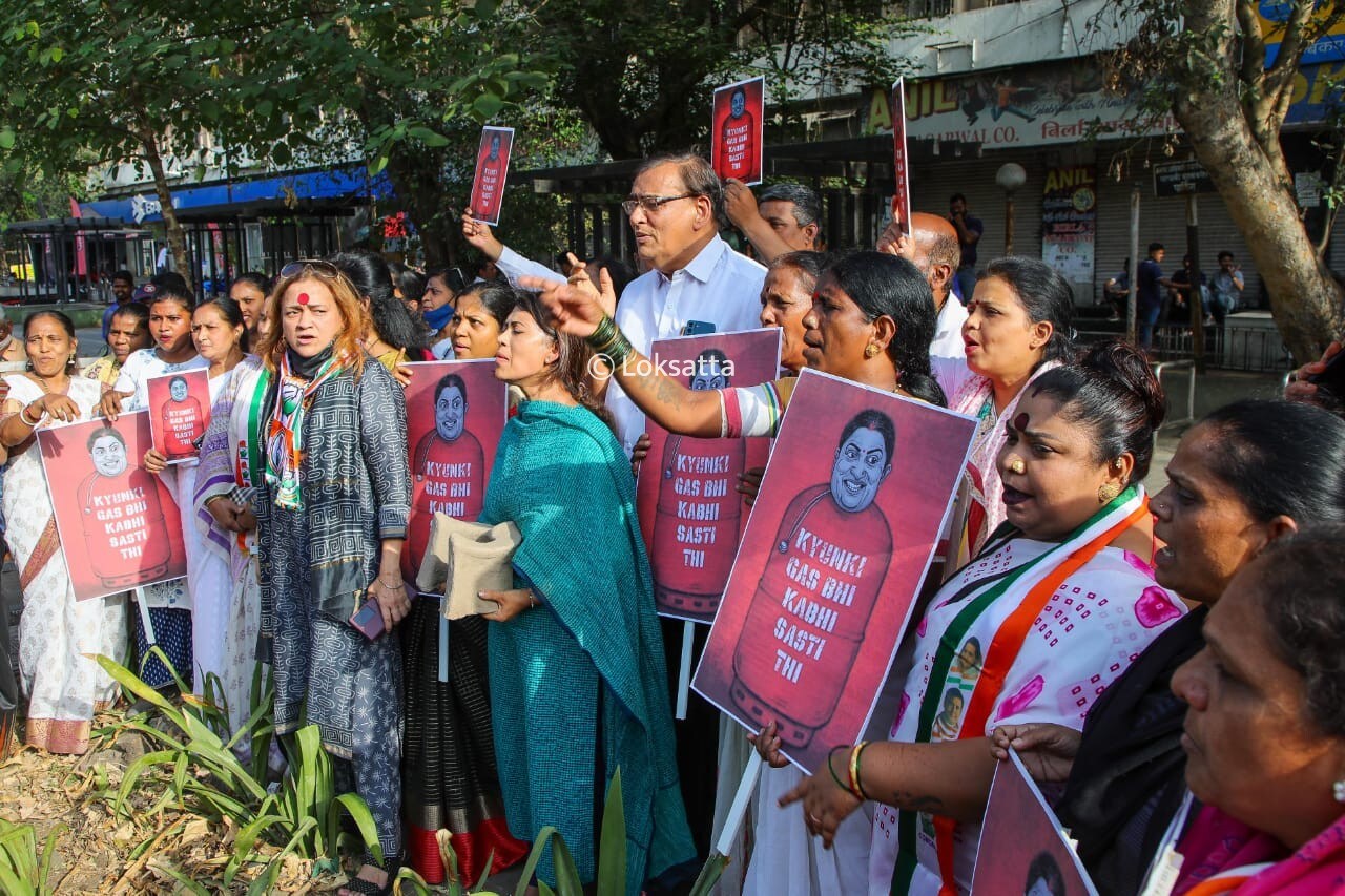 Smriti Irani faces protests by NCP Congress over price rise during Pune visit