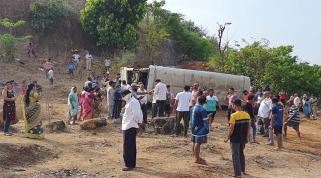 रायगड: घोणसे घाटात खासगी बस दरीत कोसळली; दोघे जागीच ठार, ३० जखमी