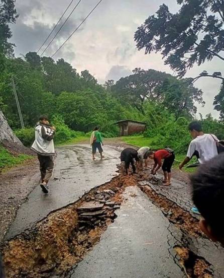 आसाममधील दिमा हासाओ जिल्ह्यात मुसळधार पावसामुळे रस्ता पूर्ण खराब झाला आहे, सोमवारी, राज्याचे महसूल आणि आपत्ती व्यवस्थापन मंत्री जोगेन मोहन यांनी परिस्थितीचा आढावा घेण्यासाठी दिमा हासाओला भेट दिली.