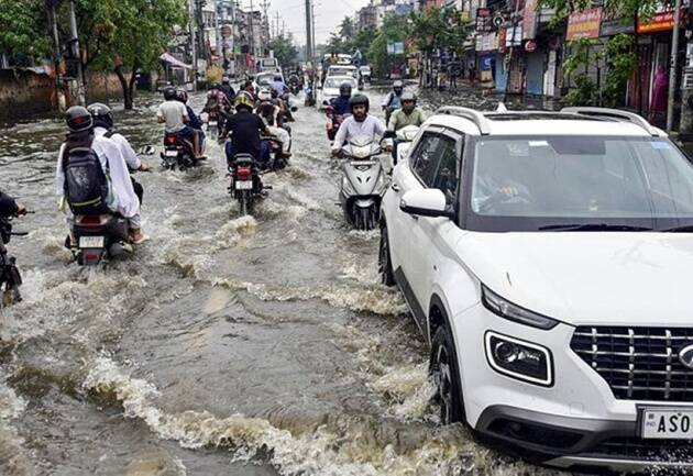 गुवाहाटी, मंगळवार, 17 मे 2022 रोजी पावसानंतर पाणी साचलेल्या रस्त्यावरून वाहने वाहून जातात. जिल्हा प्रशासनाच्या अधिकाऱ्याने सांगितले की दुरुस्तीचे काम सुरू झाले होते, परंतु सततच्या पावसामुळे काम थांबले आहे.