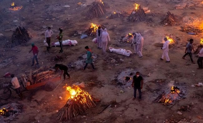 Photographer Danish Siddiqui moving shots from India Covid wave that won him Pulitzer Prize