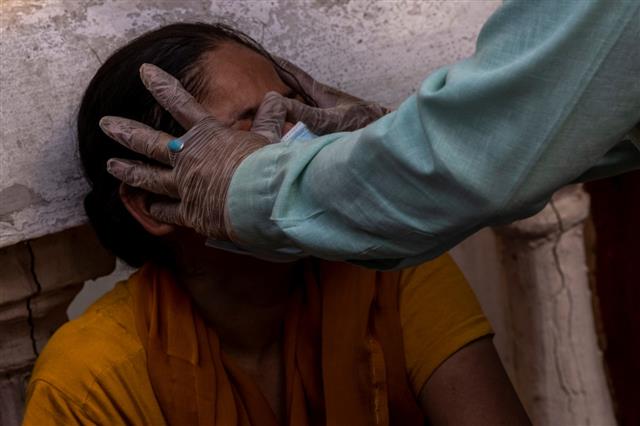 Photographer Danish Siddiqui moving shots from India Covid wave that won him Pulitzer Prize