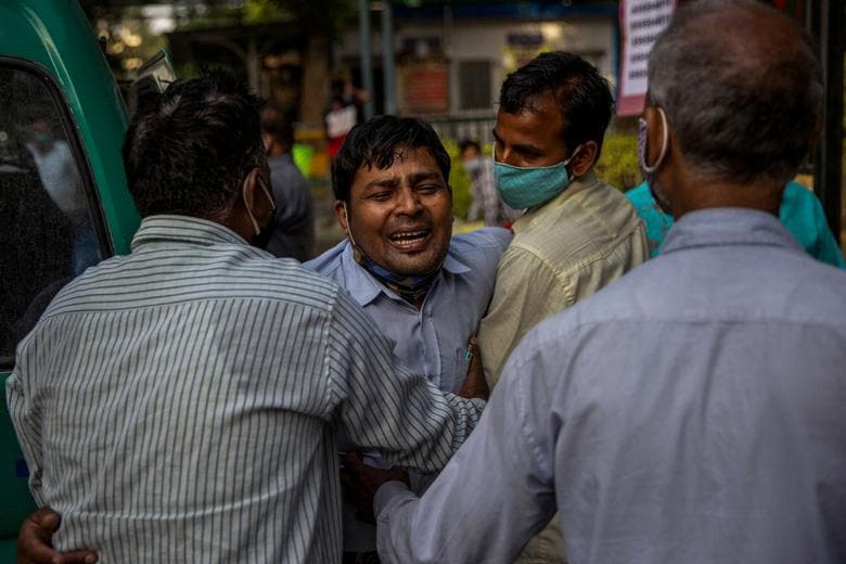 Photographer Danish Siddiqui moving shots from India Covid wave that won him Pulitzer Prize