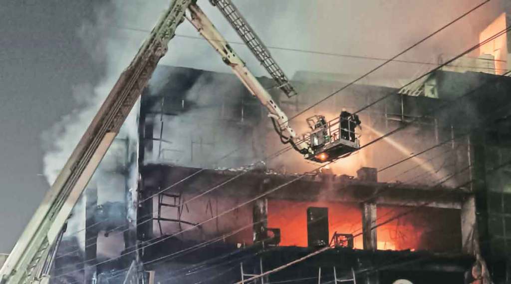 दिल्लीत इमारतीला आग; २६ जणांचा मृत्यू, अनेक जखमी