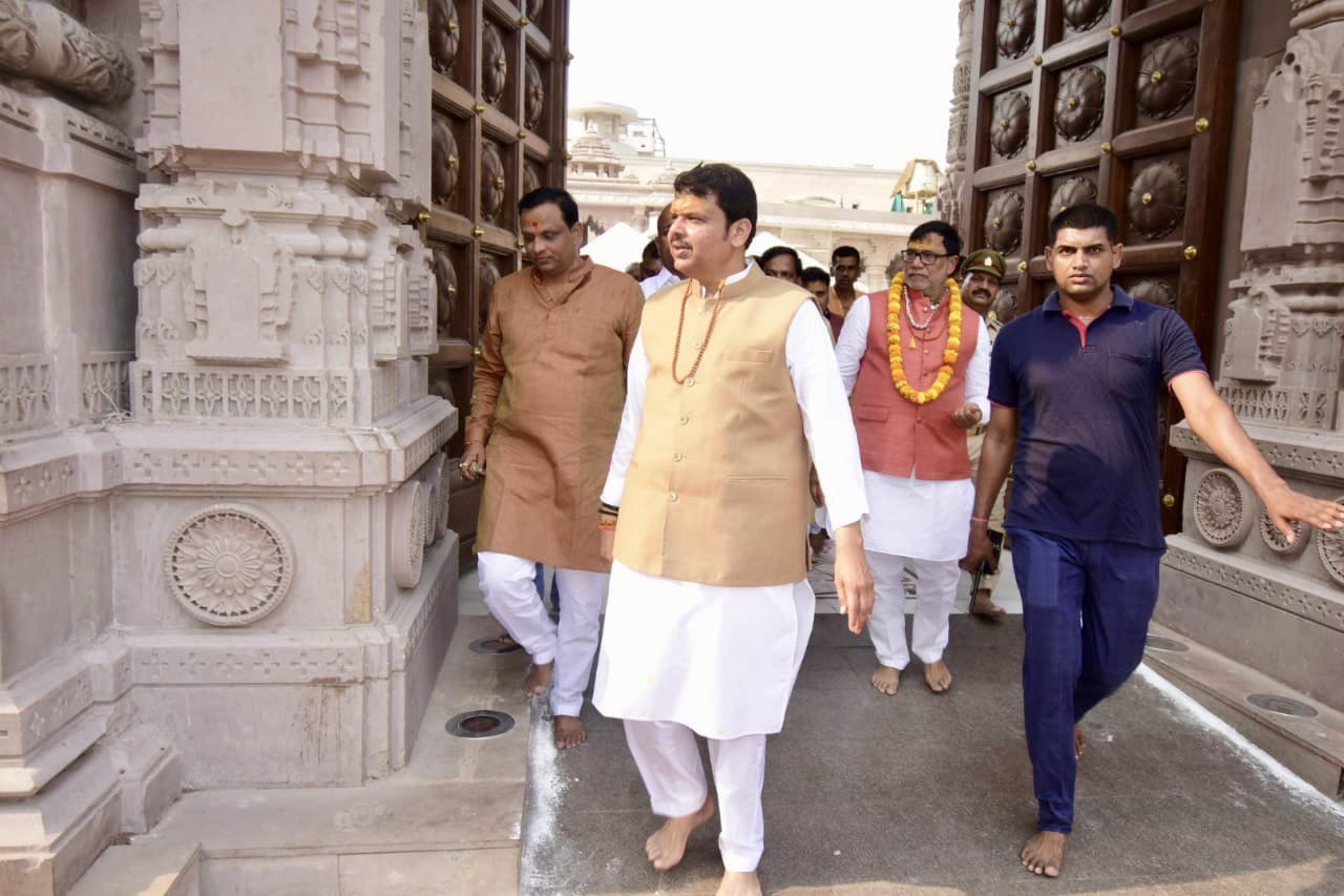devendra fadnvis at kashi vishwanath temple (1)