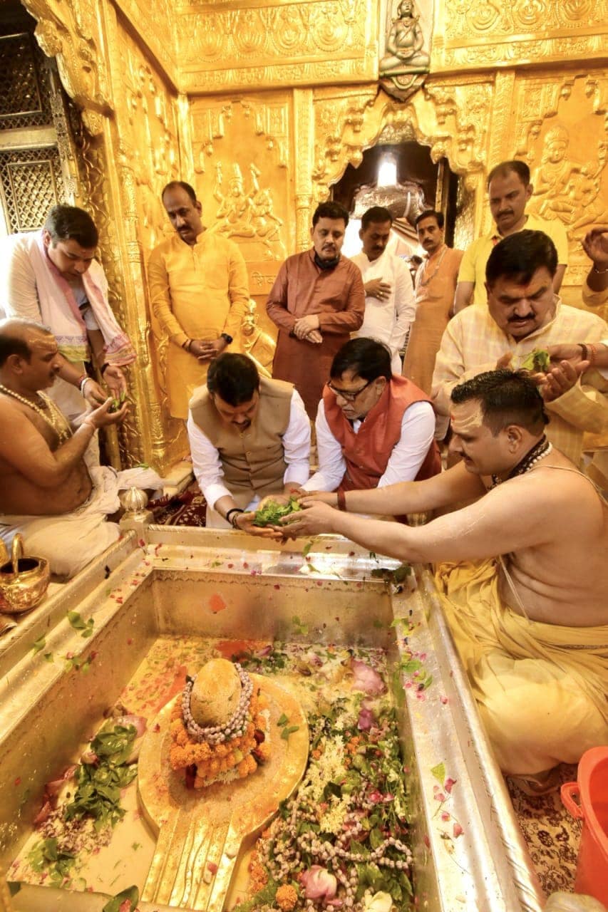 devendra fadnvis at kashi vishwanath temple (2)