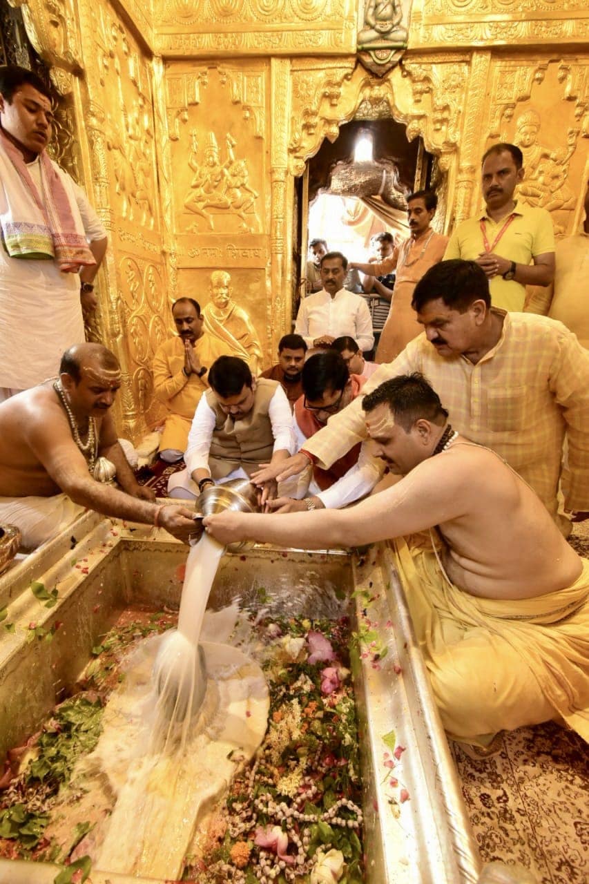 devendra fadnvis at kashi vishwanath temple (3)