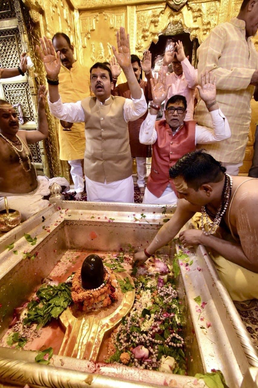 devendra fadnvis at kashi vishwanath temple (5)