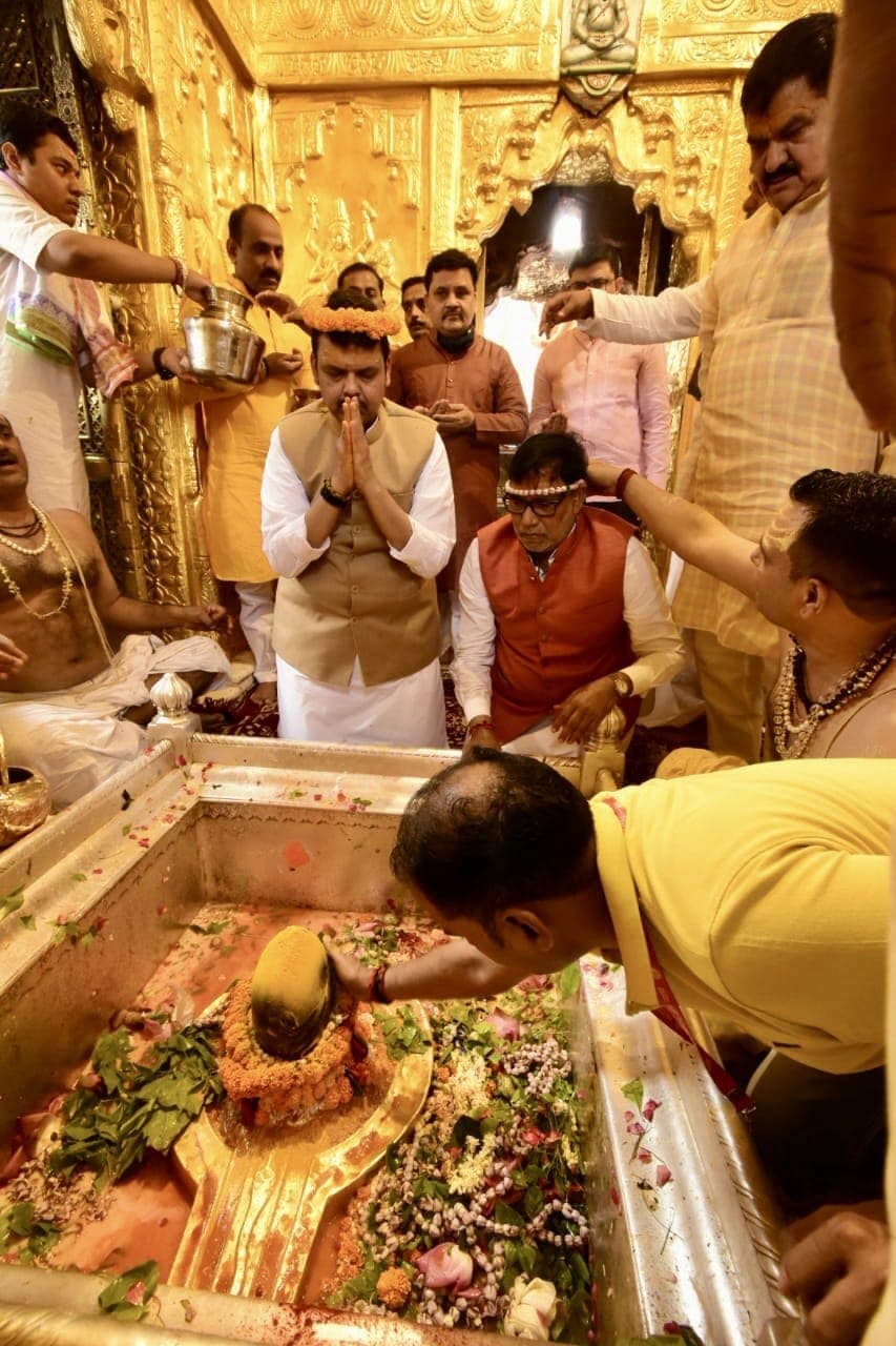 devendra fadnvis at kashi vishwanath temple (7)