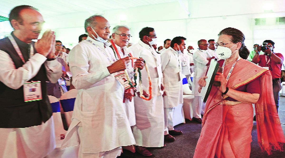 टिकायचे असेल तर बदला!; काँग्रेसच्या चिंतन शिबिरात सोनिया गांधींचा पदाधिकाऱ्यांना इशारा  