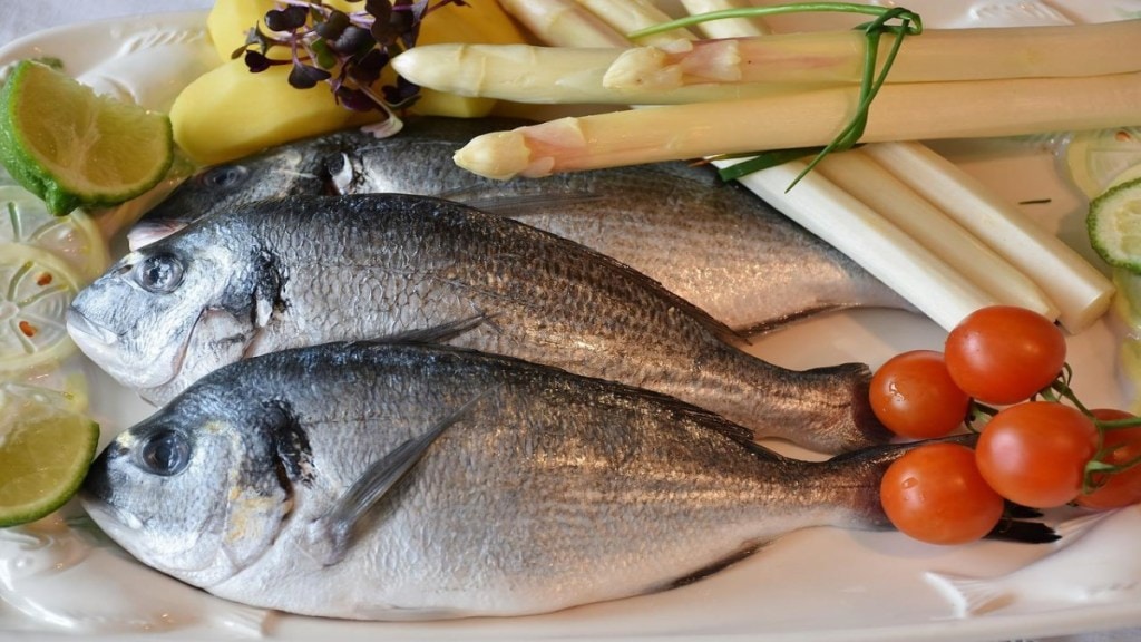 Let's find out what are the benefits of eating fish regularly.