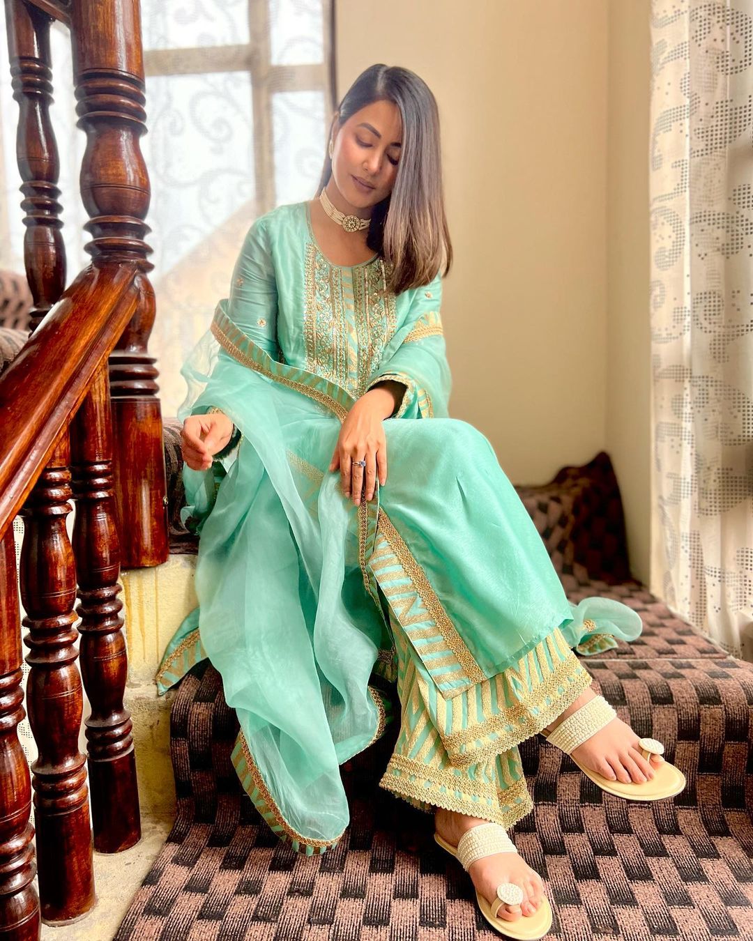 हिना इन्स्टाग्राम अकाऊंटद्वारे सतत वेगवेगळ्या लूकमधील फोटो शेअर करताना दिसते.
