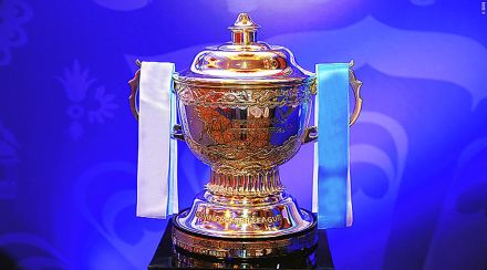 इंडियन प्रीमियर लीग क्रिकेट : दिल्लीच्या पराभवामुळे बंगळुरु बाद फेरीत; डेव्हिडमुळे मुंबईचा पाच गडी राखून शानदार विजय