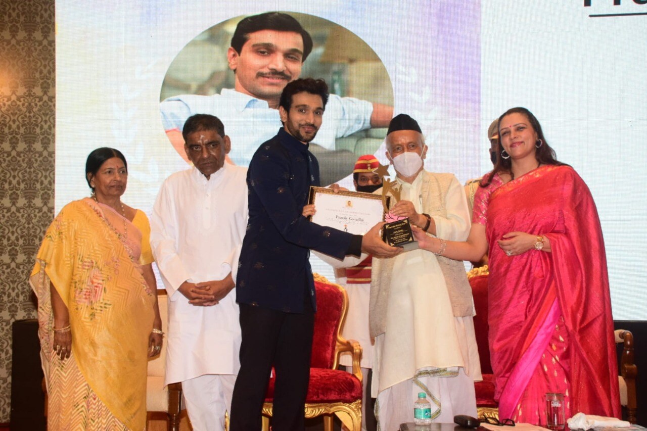 kamala rising star award (4)