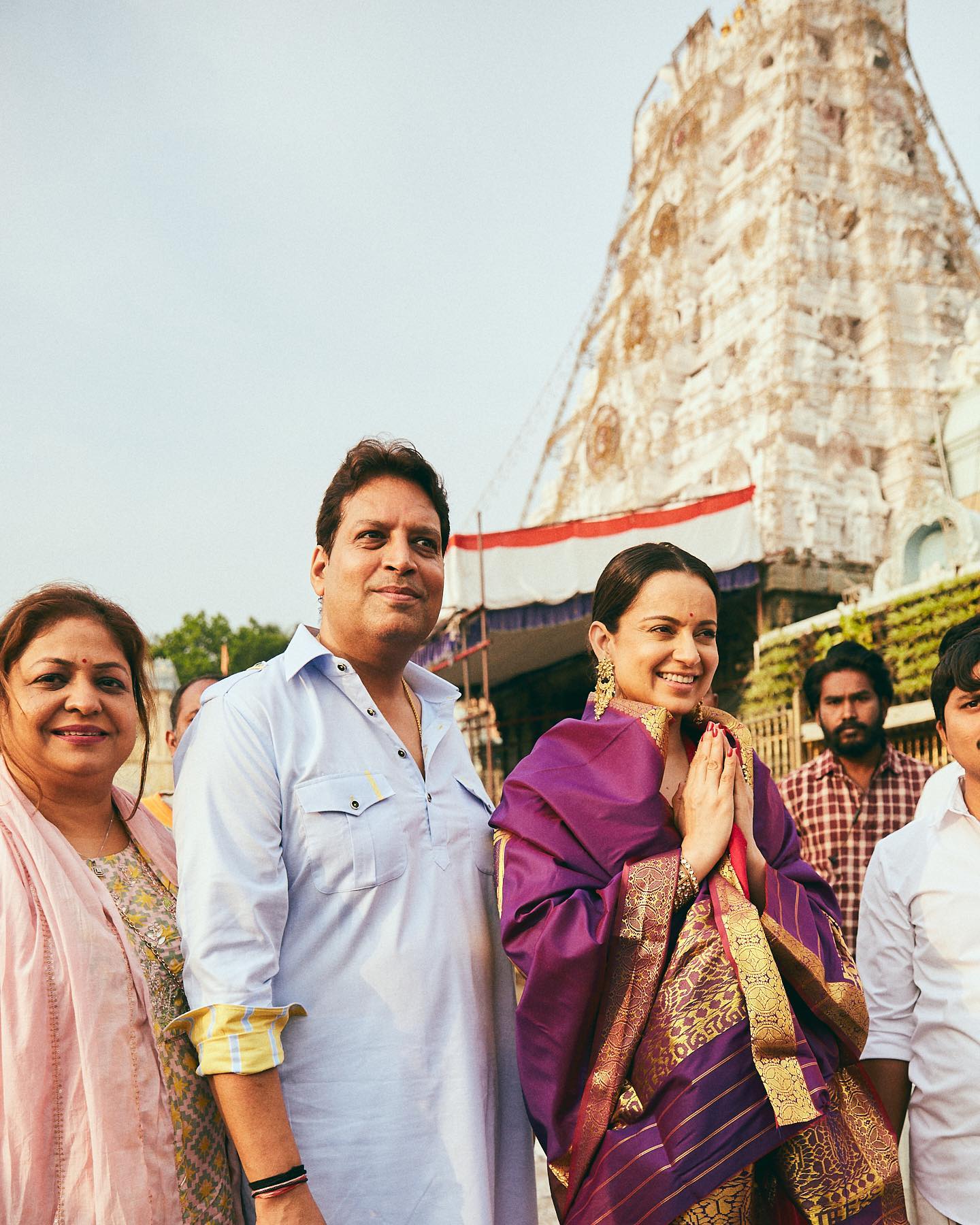 पण ती देवदर्शन का करत आहे असा प्रश्न जर तुम्हाला पडला असेल तर तिचा हा खटाटोप चित्रपट सुपरहिट ठरवा म्हणून चालला आहे.