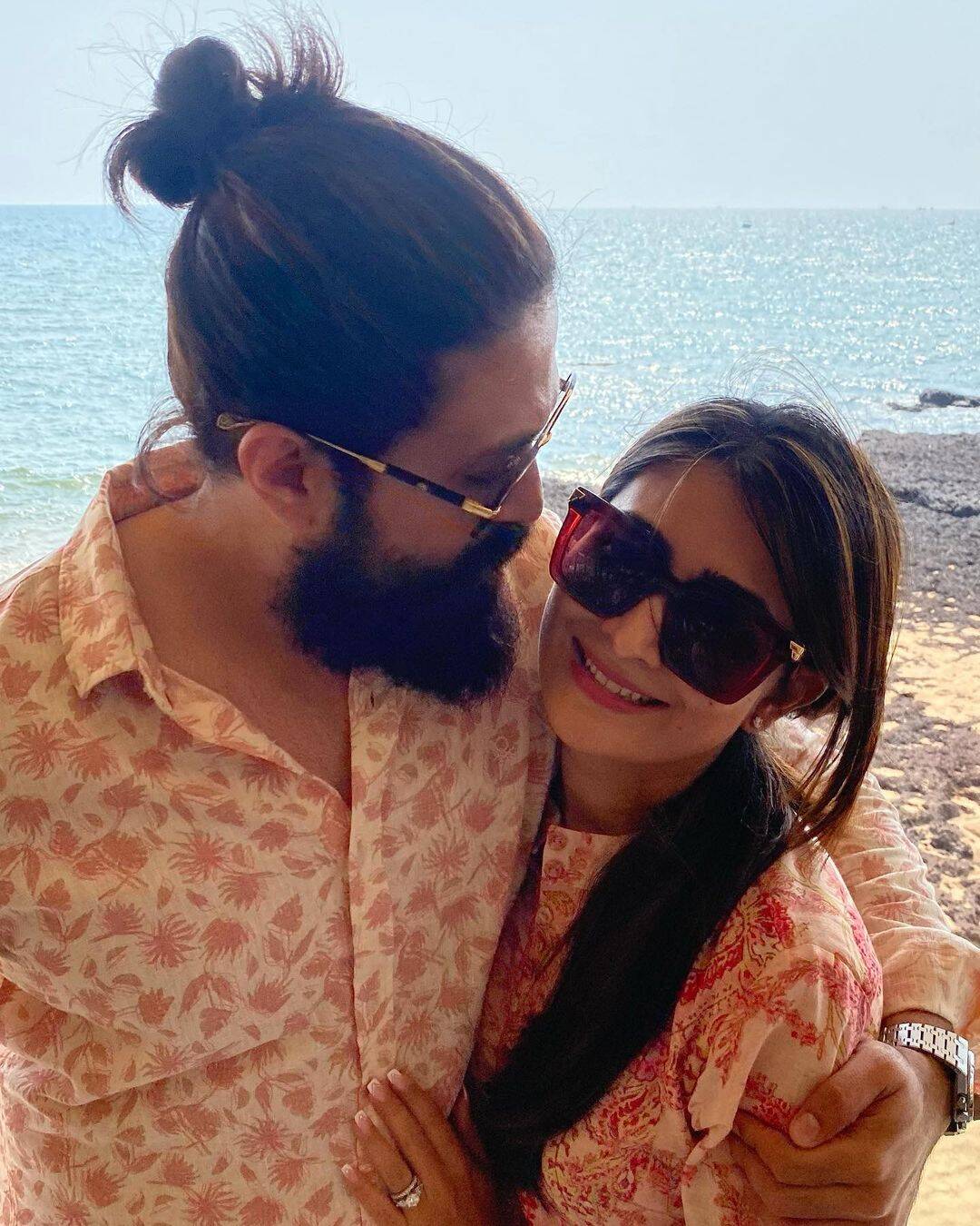 kgf 2 star yash and radhika love story (13)