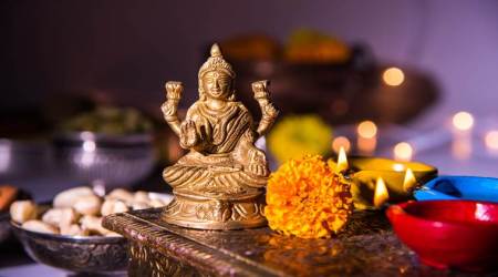 धार्मिक मान्यतेनुसार लक्ष्मी देवीच्या मूर्तीचे कधीही दान करू नये. असे केल्याने आपण देवी लक्ष्मीला आपल्या घरातून दूर पाठवतो. त्यामुळे सुख-समृद्धी कमी होते.