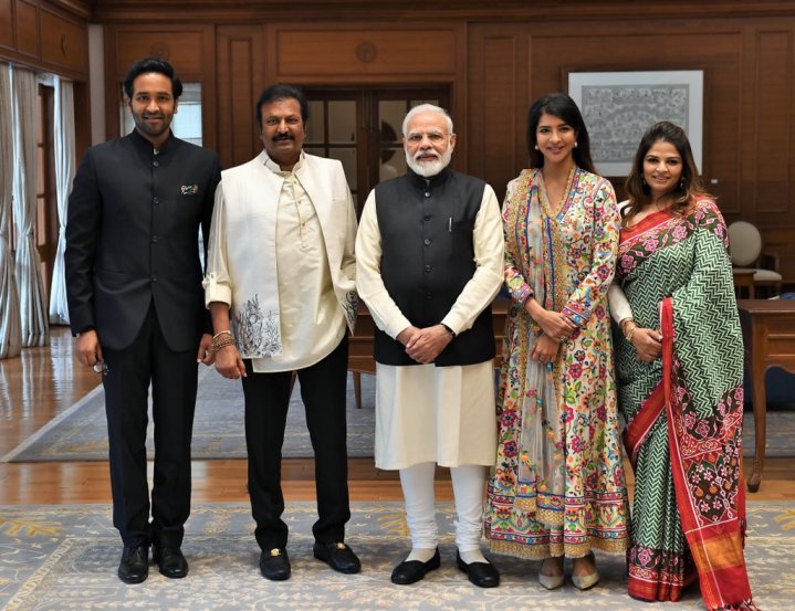 जुलै २०२० मध्ये टॉलिवूड अभिनेता मंचू मोहन बाबूने आपल्या कुटुंबासह दिल्लीत पंतप्रधान मोदींची भेट घेतली. (फोटो: ट्विटर/नरेंद्र मोदी)