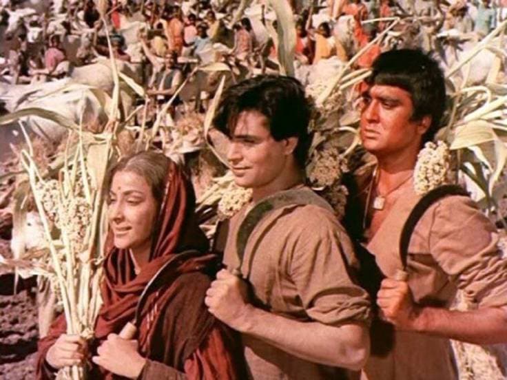 मदर इंडिया (Amazon Prime): त्या वर्षी या चित्रपटाचे संगीत खूप गाजले. चित्रपटात एकूण 12 गाणी होती आणि ती सर्वच लोकप्रिय झाली. चित्रपटाचे संगीत नौशाद यांनी दिले होते.