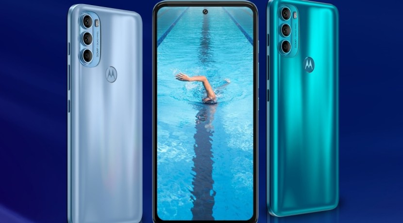 Moto G71 5G (१७,९९९ रूपये)फोन 6.4 इंच FHD+ AMOLED स्क्रीनसह येतो आणि स्नॅपड्रॅगन 695 5G चिपसेट देण्यात आली आहे. युजर्सना 50MP मुख्य + 8MP अल्ट्रावाइड + 2MP कॅमेरा सेन्सर देखील मिळतो. हे 30W फास्ट चार्जिंगसह 5,000mAh बॅटरीसह जोडलेले आहे. तुम्ही Android स्टॉक असलेला फोन शोधत असाल तर २०,००० रुपयांपेक्षा कमी किमतीत मोबाईल विचारात घेण्यासाठी हा एक चांगला पर्याय आहे.