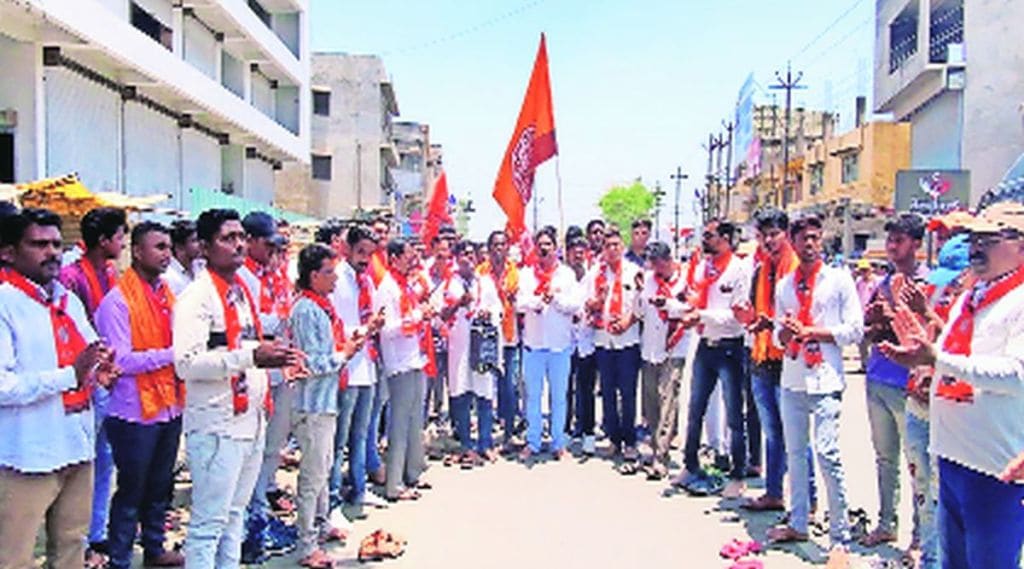  (श्रीरामपुरमधील मशिदीसमोर सामुदायिक हनुमान चालीसा पठण करणाऱ्या महाराष्ट्र नवनिर्माण सेनेच्या कार्यकर्त्यांना पोलिसांनी अटक केली.)