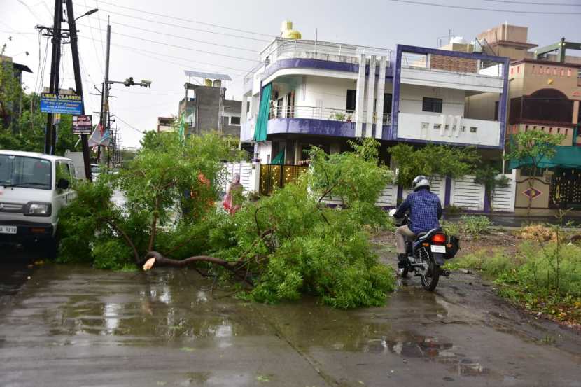 पावसाने कडाक्याच्या उष्णतेपासून दिलासा दिला असतानाच, ग्रामीण भागात गारपिटीने उभ्या पिकांचे नुकसान केले आहे