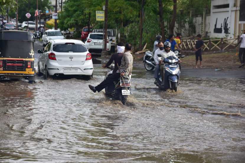 अनेक सखल भागात पाणी साचल्याने शहरातून जाणाऱ्या स्थानिकांना आणि प्रवाशांना प्रचंड त्रास सहन करावा लागत आहे